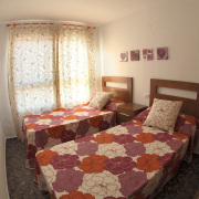 Apt Superior: Dormitorio con dos camas individuales